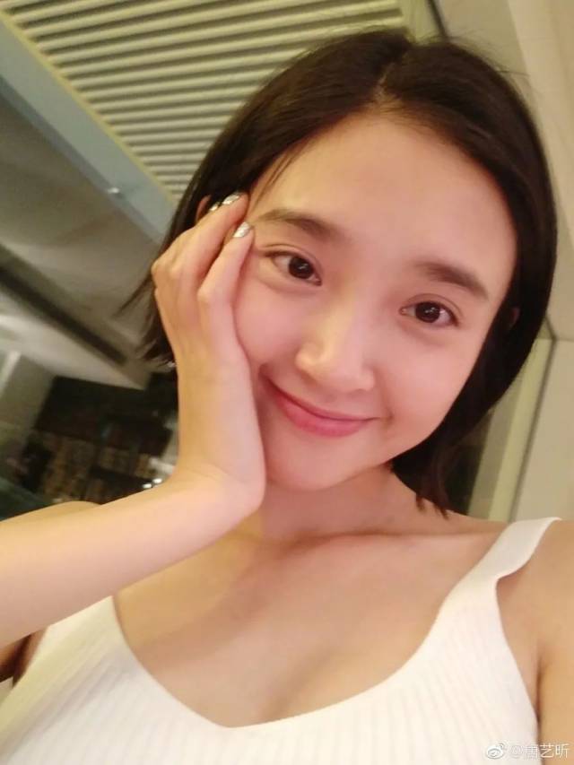 杨幂的素颜照片,嗯……除了肤色有点暗沉外,其实整体也还蛮ok的了!