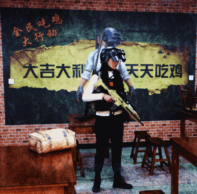 某日,忽见降落伞上跳下来一位女战士,并向他们发下战帖.