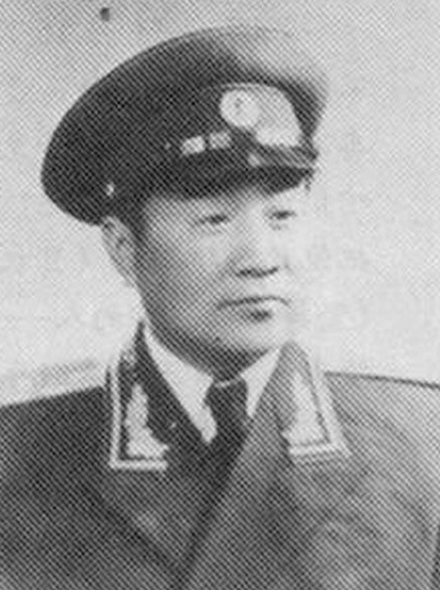 此人是台湾空军飞行员,周恩来为他升官