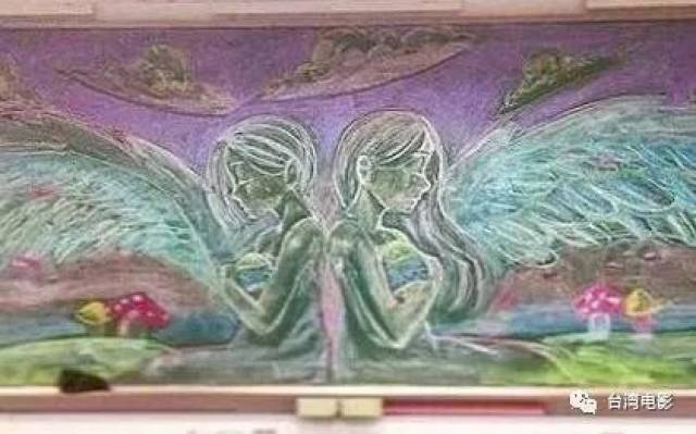 高中女生用粉笔画出吉卜力世界!这么美的黑板报谁舍得