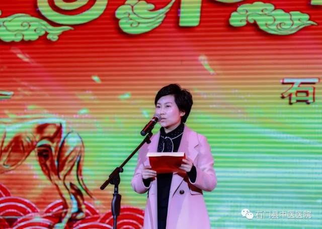 副县长宋雨泓致辞 一曲欢快,年味十足的开场舞《红红的年》点燃现场.
