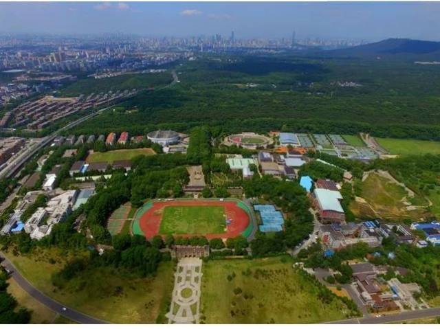 南京体育学院地处中山陵园风景区,风景优美,地灵人杰