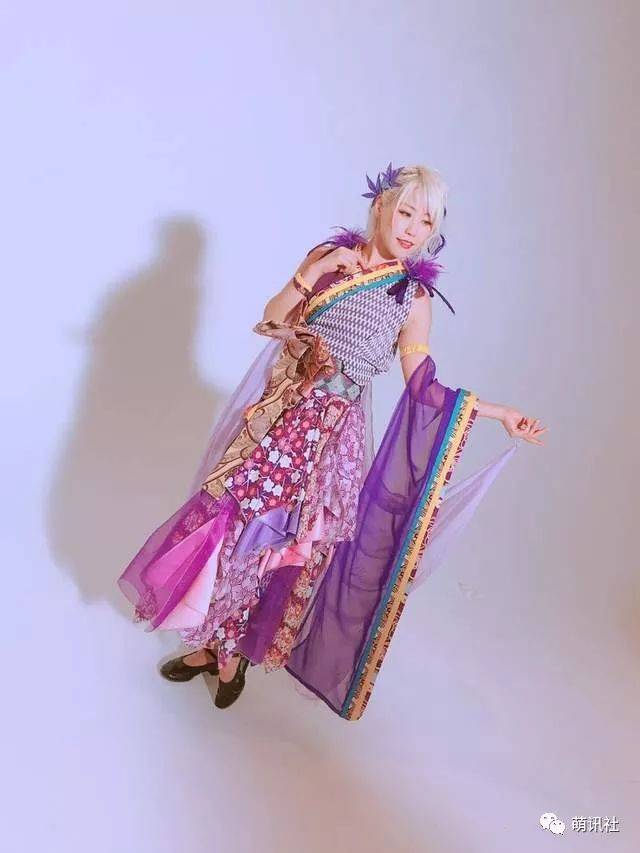 水桥舞的招牌的红唇让水桥舞看起来好美,担任作词,演唱,服装制作