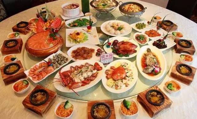 是不是食欲倍增 春节家人团聚 来一桌龙虾,帝王蟹,深海鱼大餐
