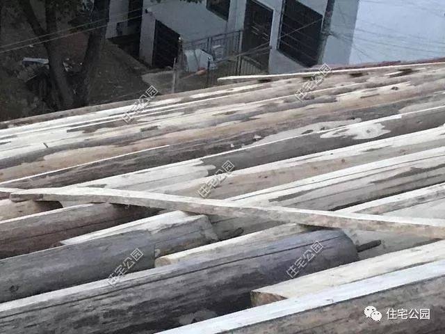 在木檩条上铺设屋面瓦.