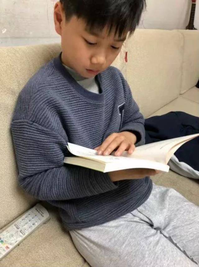 经八路小学三一中队的小队员们提前上网搜集资料,查看课外书籍,了解