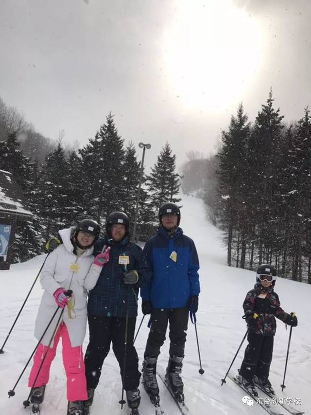 有胆大的学生甚至一边滑雪一边自拍