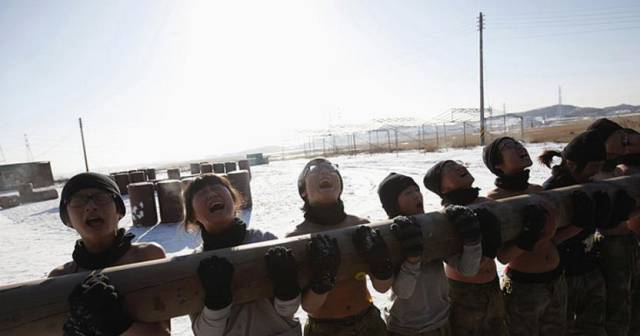 11至17岁的韩国男生正在赤膊接受军事训练营的冬季课程培训