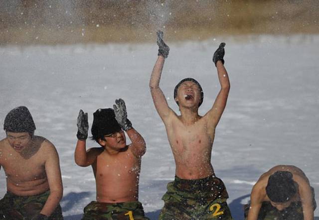 韩国学生赤膊在寒冷室外接受冬季军事训练