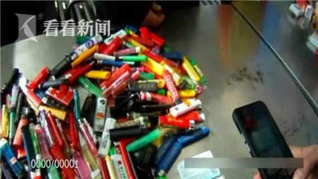 大爷乘火车带200多只打火机 民警让其挑两支带走