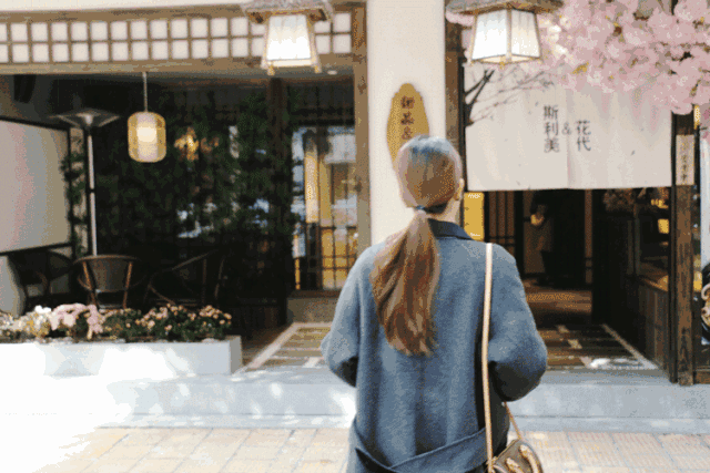 一步跨到了日本京都 进店之后是柔和的灯光 整间店都是以暖色调为主