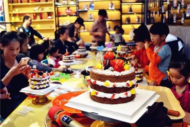 活动内容:宝贝们和爸爸妈妈一起制作好吃的蛋糕,还可以带回家 活动