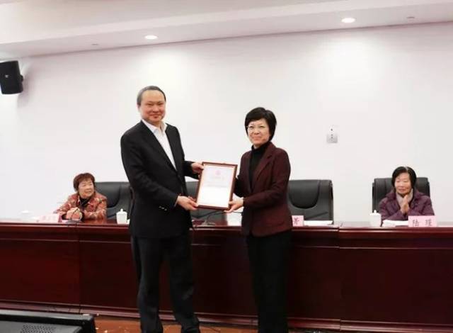 区妇联主席,党组书记陈汇辉与上海瀛通(集团)有限公司董事长陈伟峰