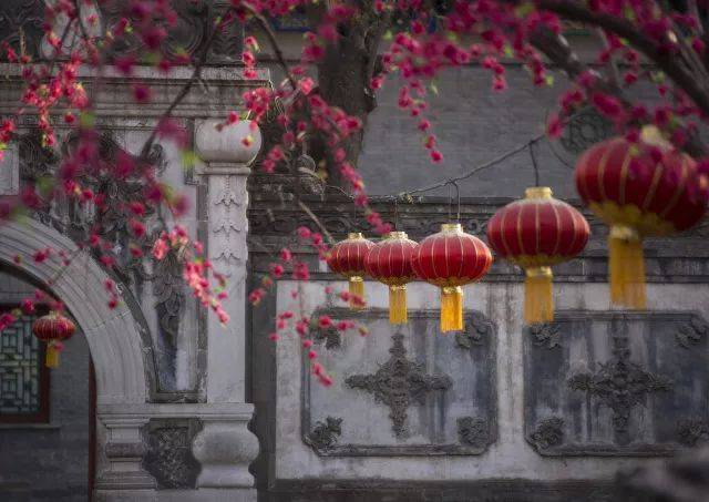 当然,如果您的春节是在北京度过的,也可以来恭王府游览参观,在素有"