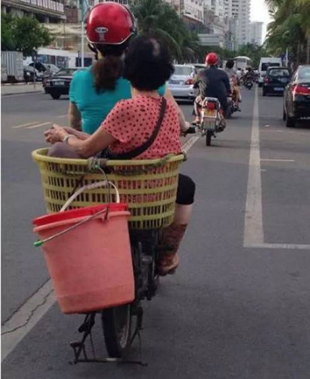 驮着妈妈去集市去卖