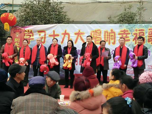 给乡亲们鞠躬,给乡亲们拜年了!