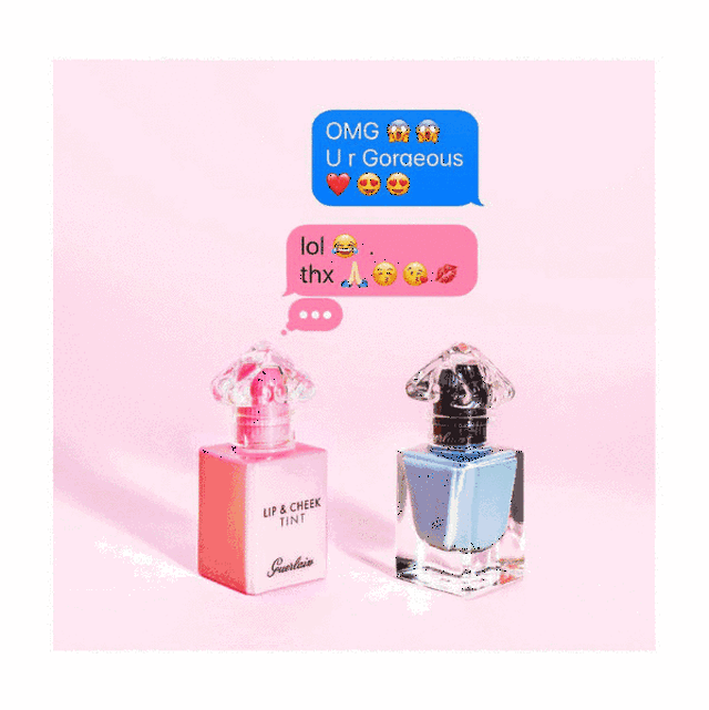 她涂了玫瑰色的唇彩和腮红,擦了他送她的那支 prada