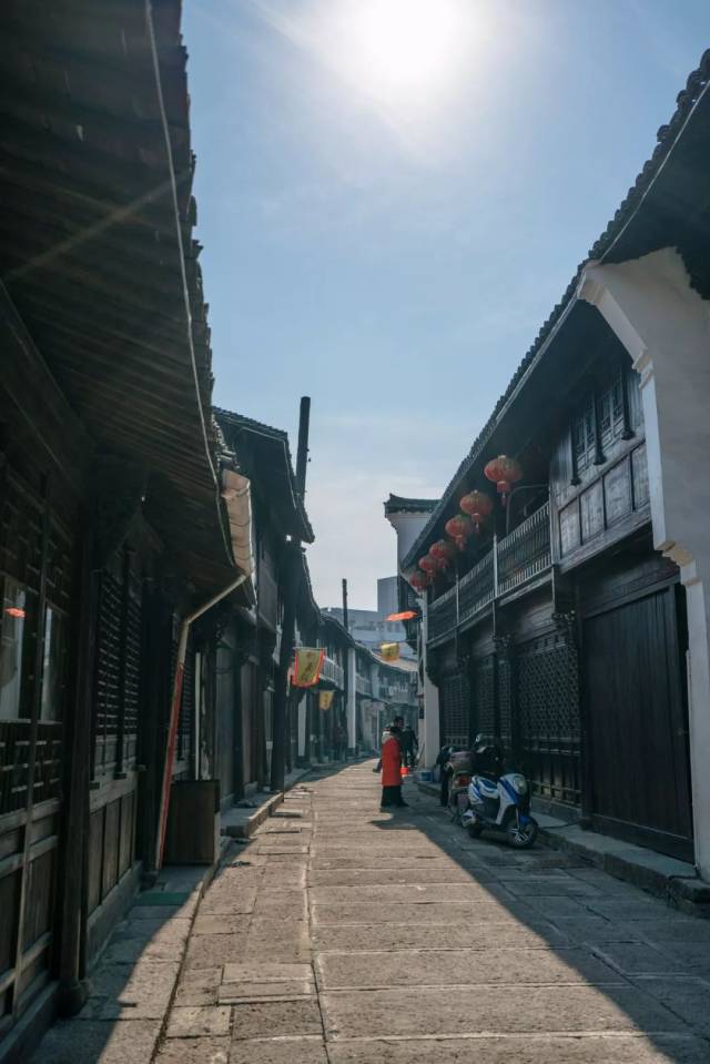 宅见证着古镇的沧桑繁华 2018海宁初雪之长安老街 变了,指的是老房子