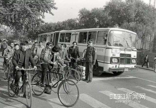 自行车→"大辫子"公交上世纪90年代初,哈尔滨有了"招手停"小巴车,是