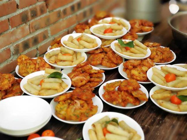 90后厨师返乡回家过年,给村民烧288盘菜