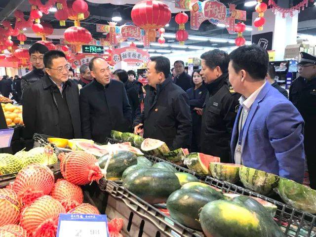 物美超市事业部副总经理刘宗仁介绍说:"这是 物美自有品牌——缤纷