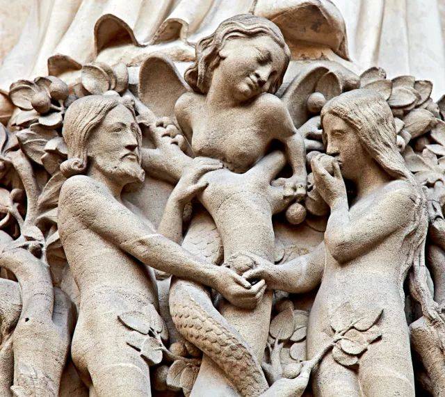 巴黎圣母院教堂上的雕刻,描绘了亚当和夏娃偷吃禁果的情景,1163年