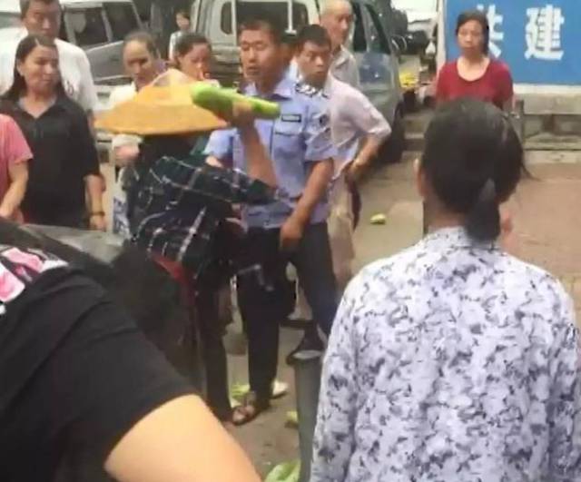 一言不合遭暴击,半夜敲窗吓死你!基层公职人员