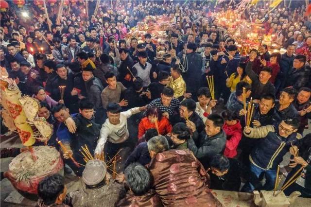 2017年2月,汕头濠江凤岗村民抢插祭神第一炷香 蔡焕松 摄