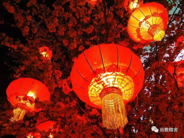 除夕之夜守岁,门口挂着红灯笼,堂屋燃着熊熊的红火,点着蜡烛或油灯,一