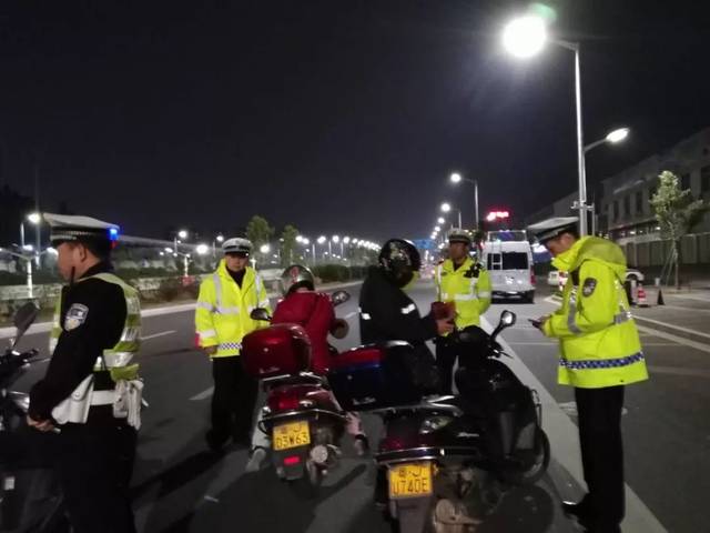 本地交警大规模查车,新会一晚上抓了11个人!春节期间重点查这些行为!