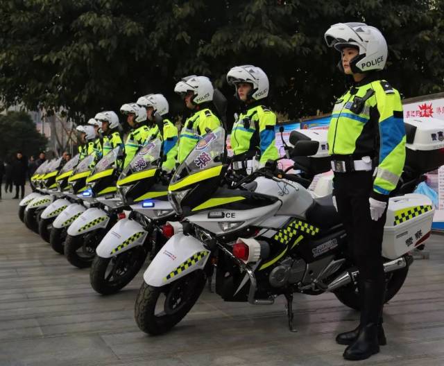 点赞|巴城最帅交警"骑警队"亮相了!