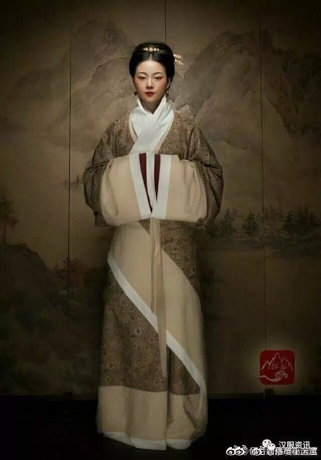 别弄混了嗷 下面从朝代前后开始讲汉服形制问题 秦汉时期 曲裾 目前市