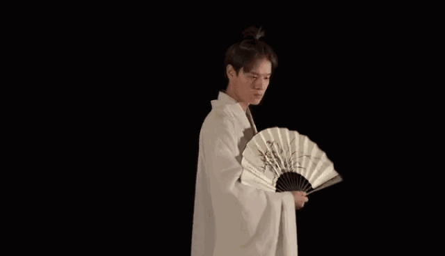 国歌声响起,全场肃立 随后,堪培拉首都特区议员泽德·萨撒加阁下首先