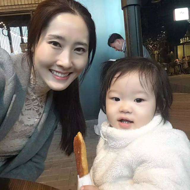 还胡吃海塞吗?看看美女警察的身材是什么炼出