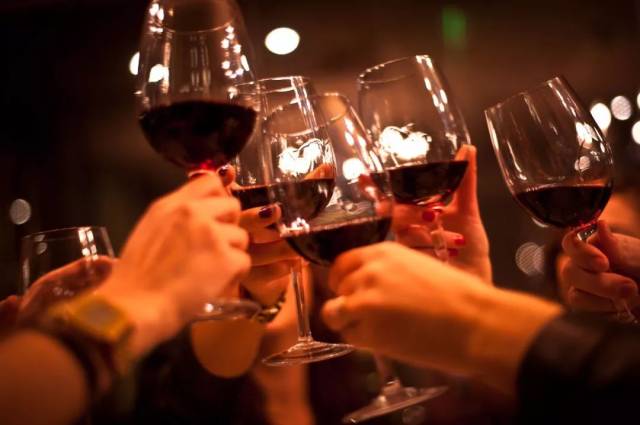 当中国强了，外国人会以喝白酒为荣吗?