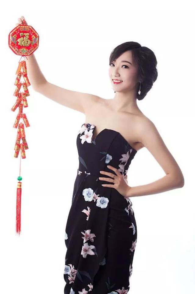 主持人凌子 ▼主持人豆豆