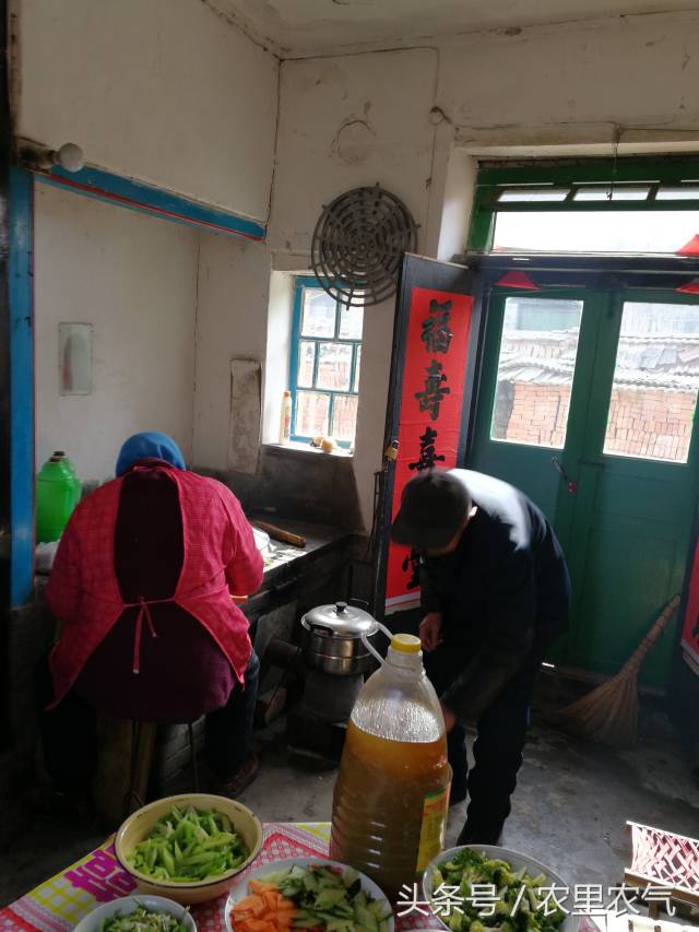 因为单位值班,除夕上午才赶回农村老家,父母正在忙活着,已经准备好了