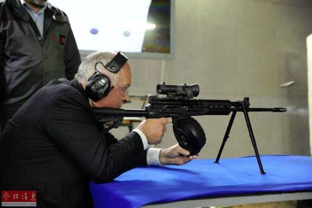 高官试射rpk-16轻机枪