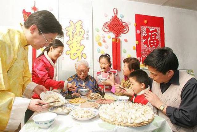 包饺子 大年三十包饺子是中国的传统,大年三十这天一定要吃饺子,所以