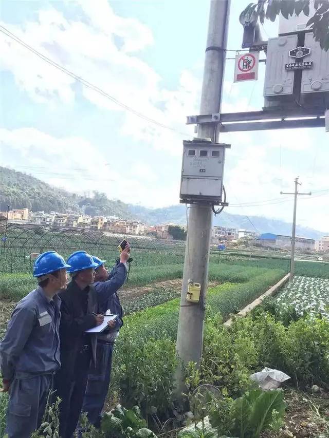 大年三十,通海城区供电所值班员对变压器测温