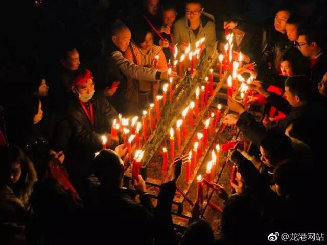 龙港杨府殿:点佛灯,烧头香场面火爆…都是人人人图片
