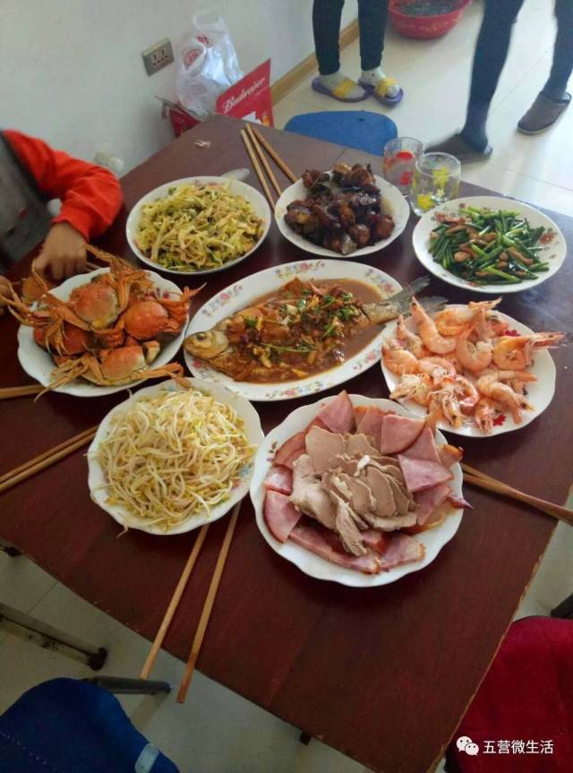 "晒晒我家年夜饭 过年回家吃饭啦!温暖的陪伴最可贵