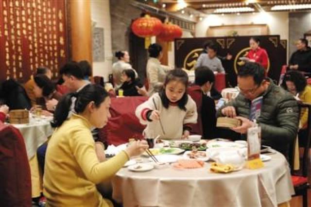 北京多家餐厅年夜饭爆满 部分餐厅限定用餐时间