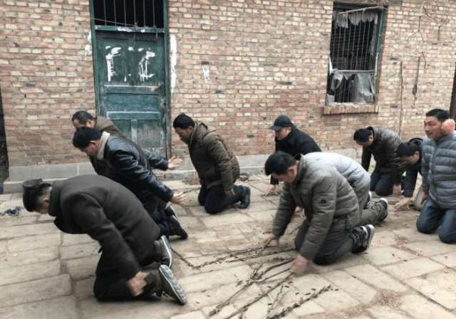 没有红包见到长辈依旧磕头, 这是习俗