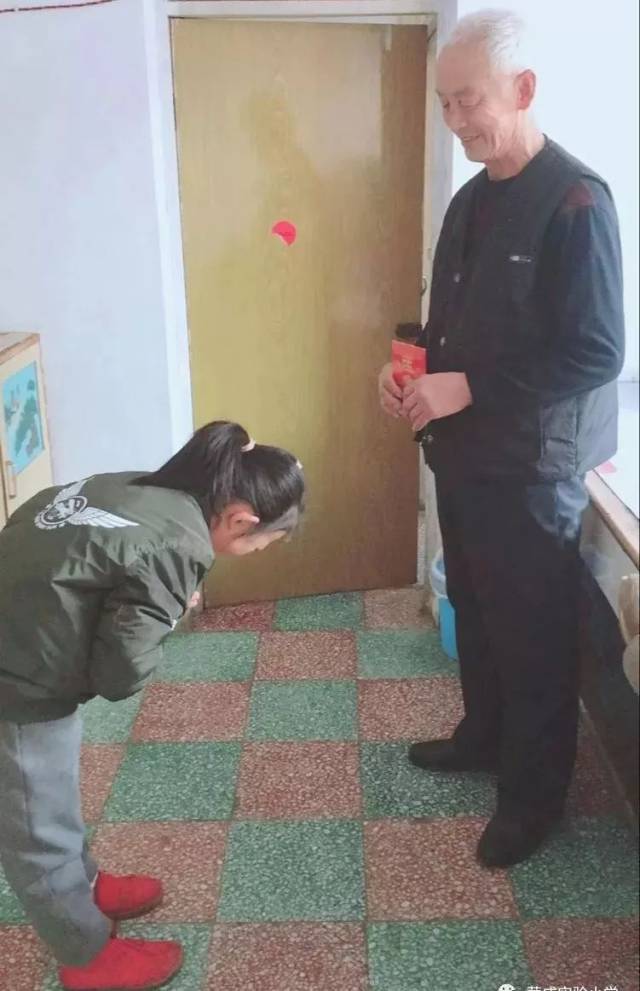 给长辈鞠躬拜年.