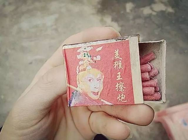 1996年,过年放鞭炮的小孩 到了现在,随着健康,绿色