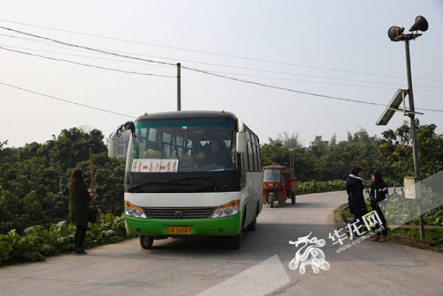 南沱镇睦和村,乡间公路干净整洁,不时有公共汽车经过.记者 石涛摄