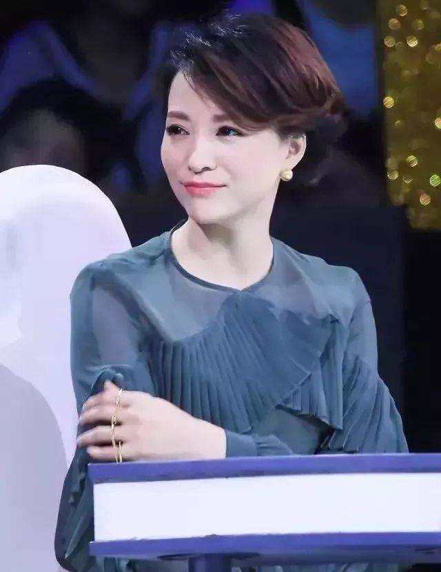董卿告别春晚:人生按下3次"暂停键,诠释了女人的最高优雅!