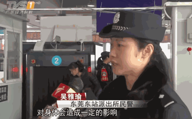 性感跪姿护包包,安检人员以为见鬼,提醒大家不要模仿!