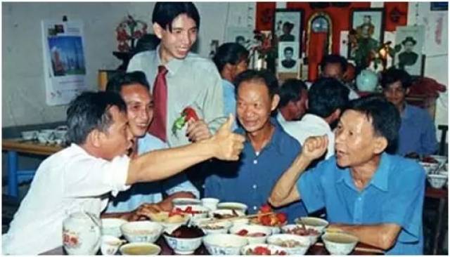 过个年，喝个酒，就要划拳啊!七窍八仙，输人不输阵!